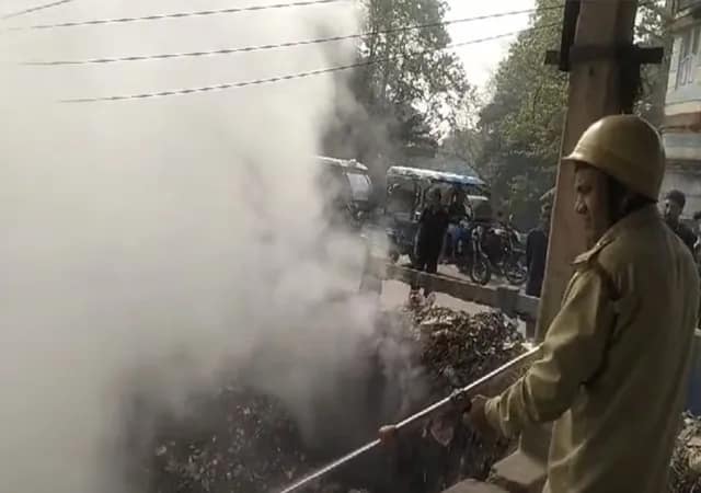 কোচবিহারের মাথাভাঙা ২ নং ব্লকের নিশিগঞ্জ আমতলি নদীর সেতুর নীচে রাখা আবর্জনার স্তুপে আগুন, ঘটনাস্থলে দমকলের একটি ইঞ্জিন