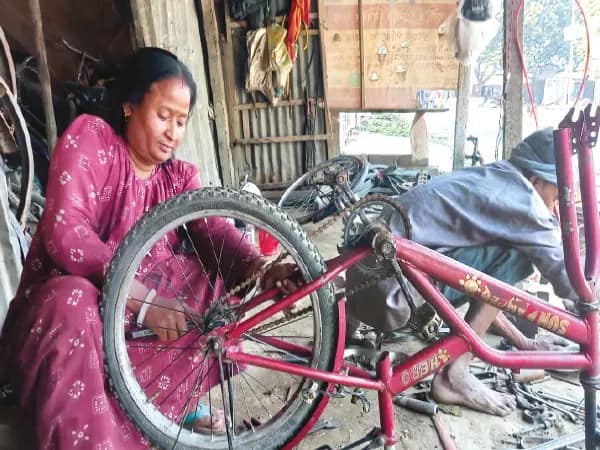 সংসার সামলাতে ব্রজবল্লবপুরের অঞ্জলির ভরসা সাইকেল মেরামতি
