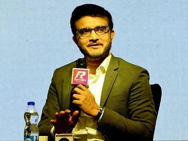 রোহিতের হাতেই ট্রফি দেখছেন সৌরভ