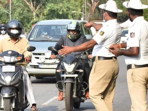 ট্রাফিক পুলিসের অতিসক্রিয়তার অভিযোগে অবরোধ তৃণমূলের