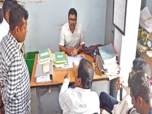 কৃষ্ণনগর পুরসভায় তৃণমূল কাউন্সিলারদের  কোন্দল প্রকাশ্যে, বড়বাবুকে ঘিরে বিক্ষোভ