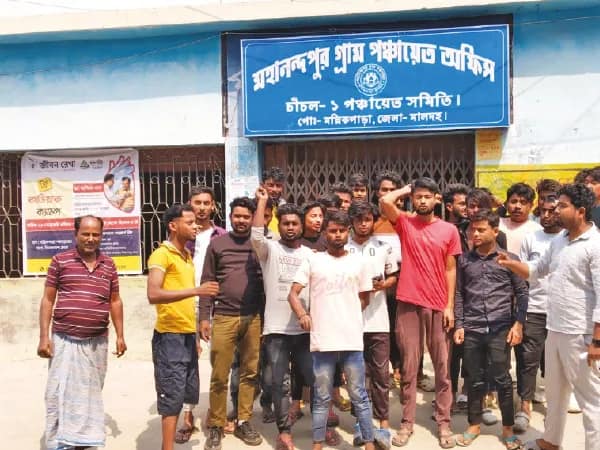 ন’মাসেও শেষ হয়নি কালভার্টের কাজ, পঞ্চায়েতে তুমুল বিক্ষোভ