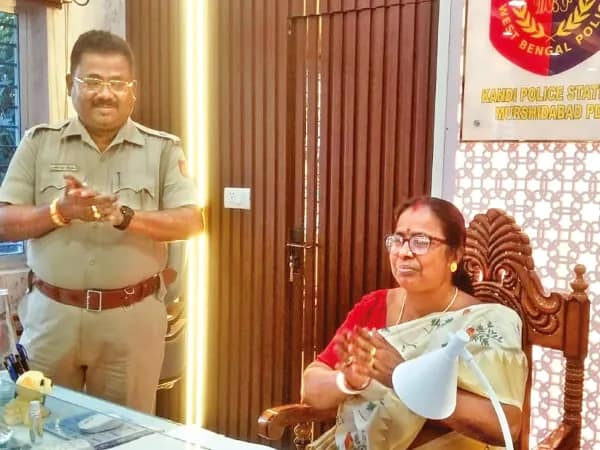 থানায় ১০ মিনিটের জন্য আইসি হলেন স্বনির্ভর গোষ্ঠীর মহিলা