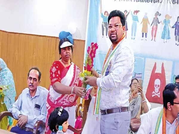 সাগরদিঘিতে ১০ বিশিষ্ট নারীকে সংবর্ধনা দিল পঞ্চায়েত সমিতি