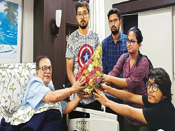 বিরল সৌজন্য, হাসপাতালে যাদবপুরের উপাচার্যকে পুষ্পস্তবক আন্দোলকারীদের