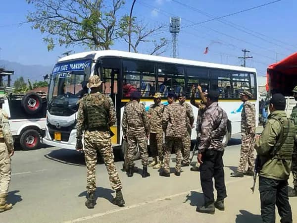 মণিপুরে রাস্তা সচলের প্রতিবাদে কুকিদের বিক্ষোভ-সংঘর্ষ, মৃত ১