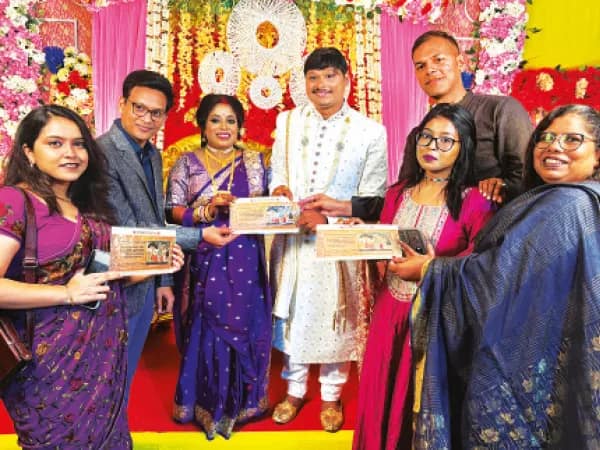 বিয়েতে প্রাচীন পুঁথির রেপ্লিকা, অতিথিদের চমকে দিয়ে উপহার