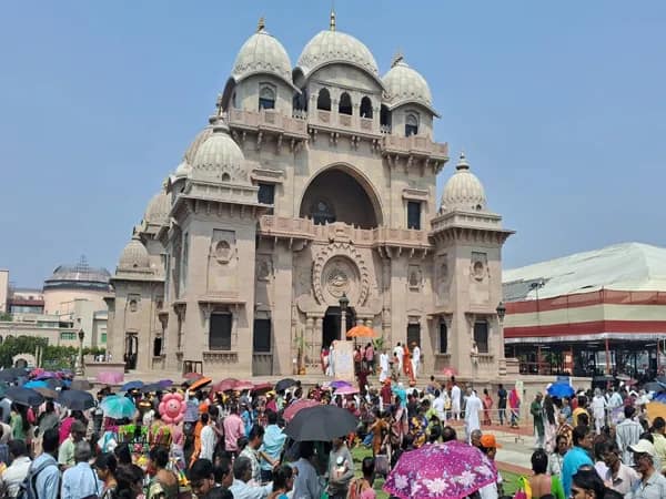 বেলুড় মঠে সাধারণ উৎসবে ভক্তদের ভিড়