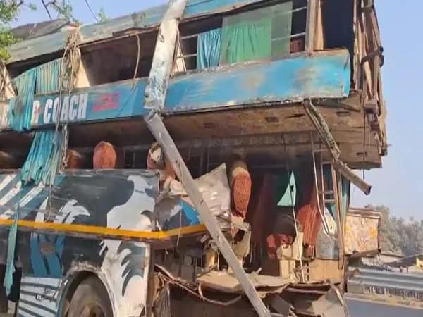 পোস্টারে ধাক্কা খেয়ে উল্টে গেল বাস, মৃত ১, জখম ৩২