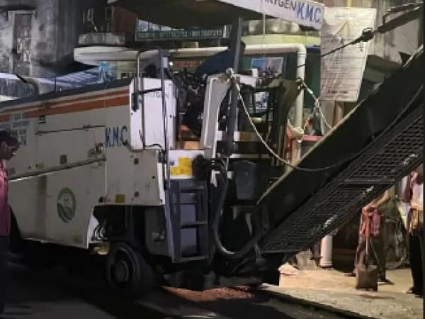 আছে মাত্র ৪টি, যন্ত্র নিয়ে টানাটানি কাউন্সিলারদের, পিচের আস্তরণ কাটার মিলিং মেশিনে রাস্তা হচ্ছে অনেক মসৃণ