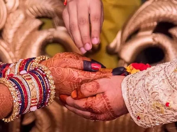 সালারে ‘তিন মেয়ের মা’ ভাগ্নিকে নিয়ে চম্পট দিল বিবাহিত মামা