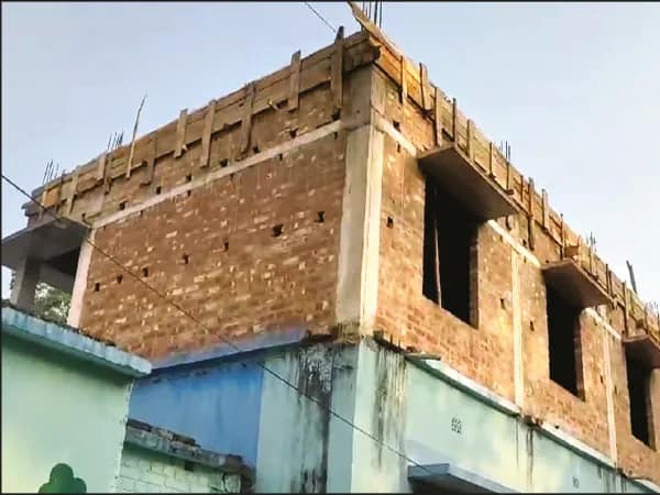 নিম্নমানের সামগ্রী! বিদ্যালয় ভবন তৈরি রুখলেন স্থানীয়রা