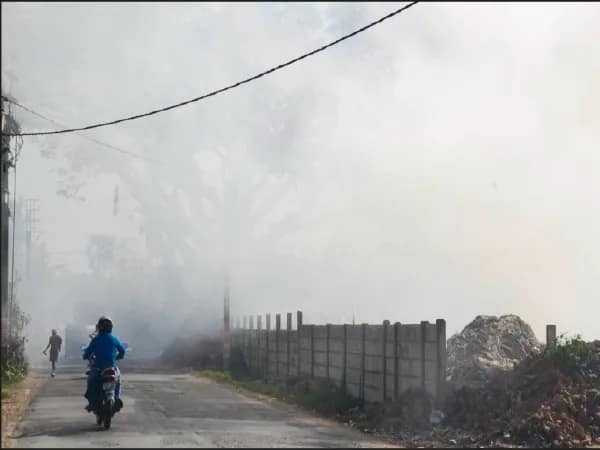 পুরসভার ডাম্পিং গ্রাউন্ডের  বিষাক্ত ধোঁয়ায় অতিষ্ঠ মানুষ