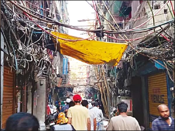রাজাবাজারে অলিগলি থেকে তারের জঞ্জাল সরানো শুরু, দুর্ঘটনার আশঙ্কা কমায় স্বস্তি