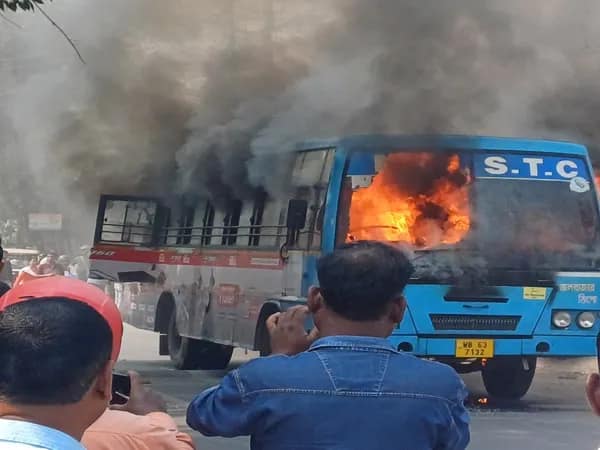 ময়নাগুড়িতে চলন্ত বাসে আগুন, আহত একাধিক, চাঞ্চল্য