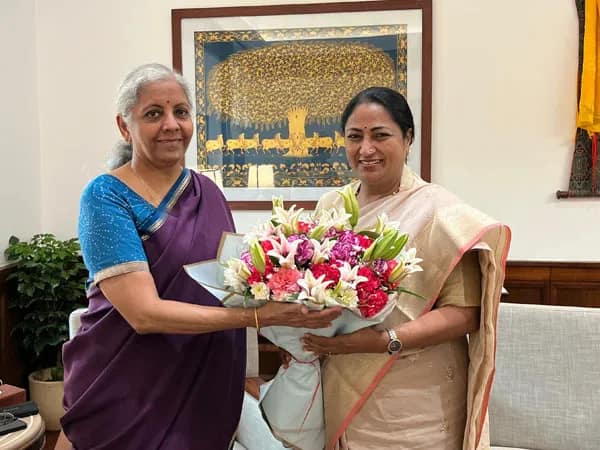 কেন্দ্রীয় অর্থমন্ত্রী নির্মলা সীতারমণের সঙ্গে দেখা করলেন দিল্লির মুখ্যমন্ত্রী রেখা গুপ্তা