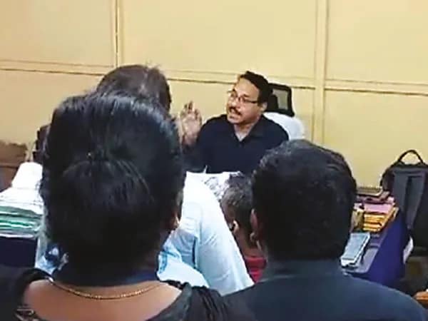 সন্ধ্যা নামতেই সক্রিয় বিএলআরও অফিস, তুমুল বিক্ষোভ ল’ক্লার্কদের