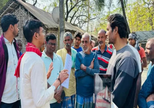 রাস্তা বেহাল, জনসংযোগে গিয়ে হুমকির মুখে তৃণমূল যুব সভাপতি