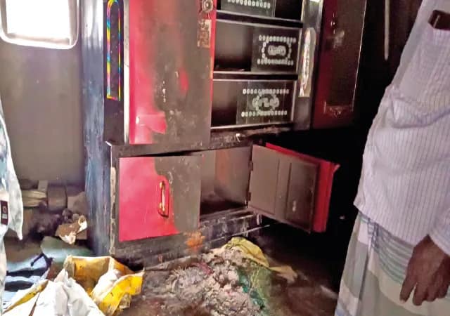 দফায় দফায় আগুন বাড়িতে দৌলতপুরের চার পরিবার আতঙ্কে