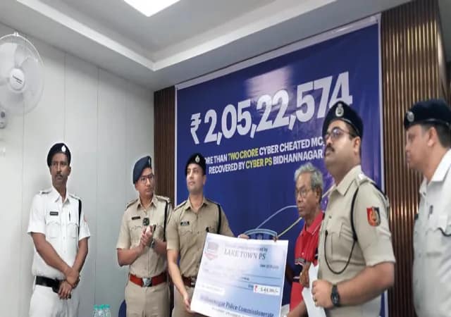 ৩০ প্রতারিতকে ২ কোটি টাকা ফিরিয়ে দিল পুলিস