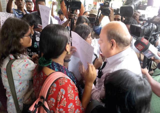 অধ্যাপকের নিরাপত্তায় প্রথা ভেঙে ক্যাম্পাসে সাদা পোশাকের পুলিস