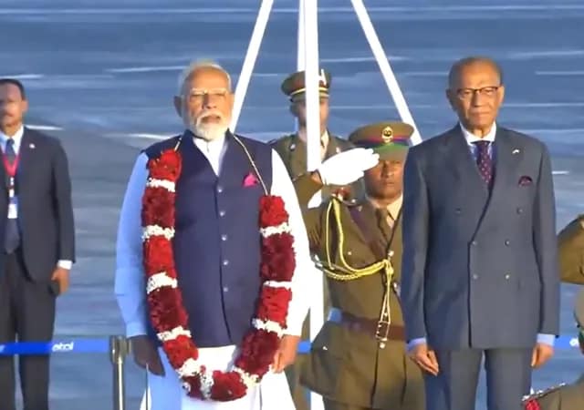 মরিশাসে গার্ড অফ অনার দেওয়া হল ভারতের প্রধানমন্ত্রী নরেন্দ্র মোদিকে