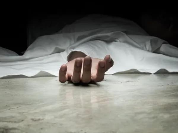 নার্সিংহোমের কোয়ার্টার থেকে দেহ উদ্ধার, মেয়ের মৃত্যুশোকে আত্মঘাতী মা