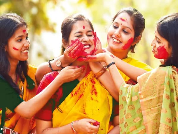 বহিরাগতদের প্রবেশে নিষেধাজ্ঞা বহাল, বসন্ত উৎসবে মাতল বিশ্বভারতীর পড়ুয়ারা ‌