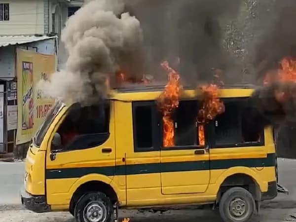 পুলকারে আগুন, বরাতজোরে রক্ষা, দাউ দাউ করে জ্বলল গাড়ি, আতঙ্কে কাঁদল পড়ুয়ারা