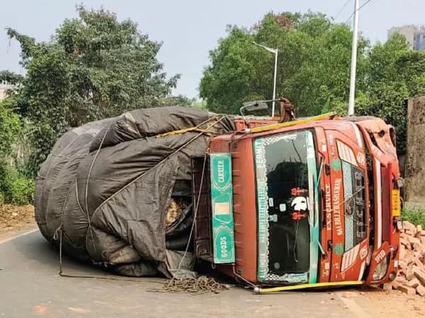 বারুইপুর-সোনারপুর রাস্তার পাশে পড়ে ইমারতি দ্রব্য, ঘটছে দুর্ঘটনা