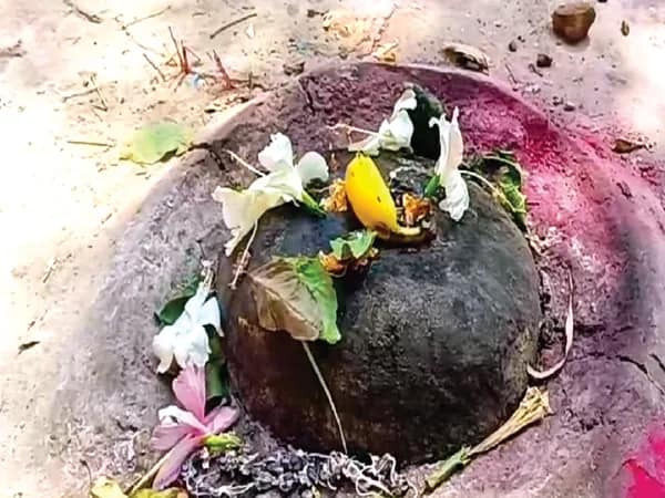 নানুরে মাটি খুঁড়তেই বেরল সুদীর্ঘ শিবলিঙ্গ, ভিড় উৎসুক মানুষের