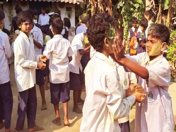 মেদিনীপুরে ভেষজ আবির তৈরি করল পলাশী প্রাথমিক বিদ্যালয়ের পড়ুয়ারা