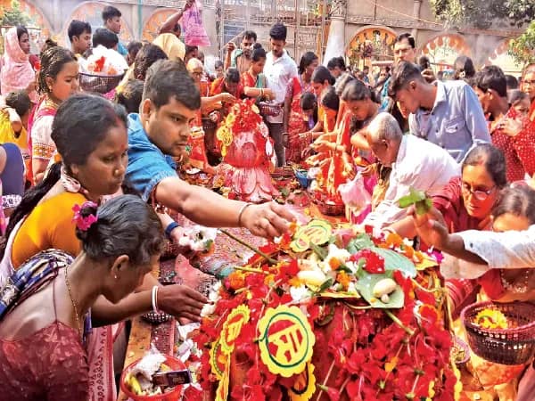 পুরোহিত নয়, বাসিন্দারা‌ই পুজো করেন, খড়্গপুরের মইশা মোটগেড়্যা গ্রামে মনসা মেলায় রেকর্ড ভিড়ের প্রত্যাশা