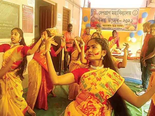 বসন্ত উৎসবে মাতলেন কাঁথির দেশপ্রাণ মহাবিদ্যালয়ের পড়ুয়ারা