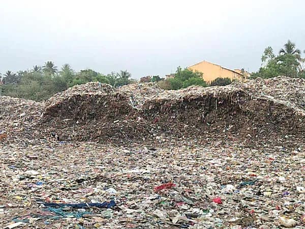 গুসকরায় বর্জ্যের পাহাড়, সরাতে নাজেহাল পুরসভা