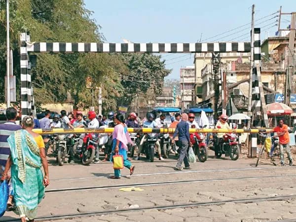 যন্ত্রণার নাম ‘আজিমগঞ্জ’ রেলগেট, ওভারব্রিজ বা আন্ডারপাস তৈরির দাবি