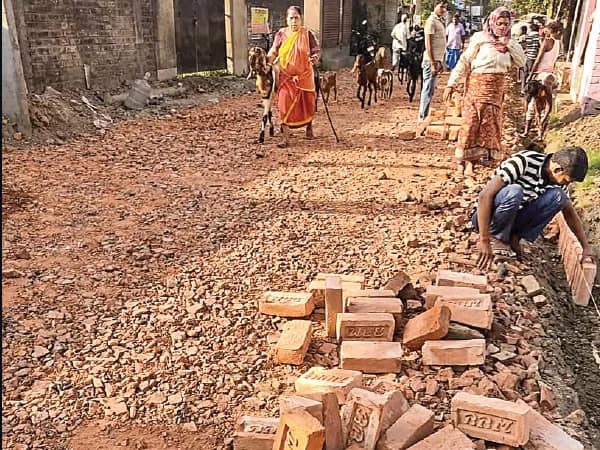 কলকাতা পুরসভার অন্তর্ভুক্ত হওয়ার পর কেটে গিয়েছে ১২ বছর, অবশেষে পাকা রাস্তা তৈরির কাজ শুরু