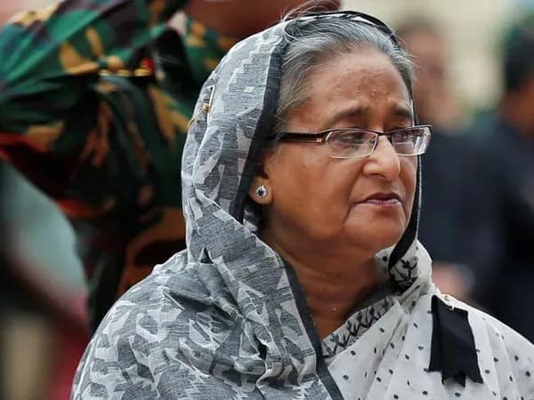বাংলাদেশের প্রাক্তন প্রধানমন্ত্রী শেখ হাসিনার পরিবারের সম্পত্তি ও ব্যাঙ্ক অ্যাকাউন্ট বাজেয়াপ্ত করার নির্দেশ