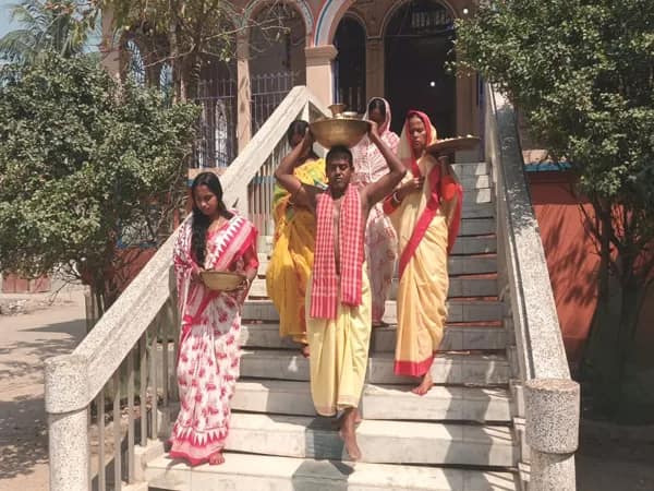 প্রশাসনের নিয়ম মেনেই কাটোয়ার গিঁধেশ্বর মন্দিরে পুজো, উপস্থিত ছিলেন মহকুমা শাসকসহ পুলিস প্রশাসনের আধিকারিকরা