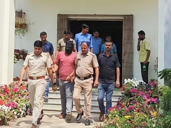 হলদিয়া আদালতে তোলা হল ভুয়ো আইএএস অফিসারকে