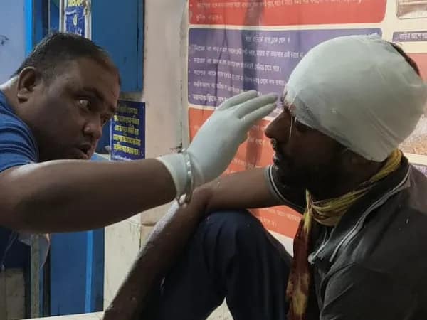 ময়নাগুড়িতে ভুটভুটির সঙ্গে পিকআপ ভ্যানের সংঘর্ষ! গুরুতর আহত ২