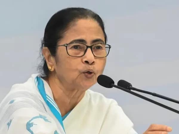 ধনধান্য অডিটোরিয়ামে ঢুকলেন মুখ্যমন্ত্রী মমতা বন্দ্যোপাধ্যায়