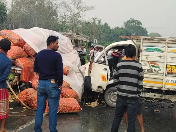 আলু বোঝাই গাড়ির সঙ্গে পিকআপ ভ্যানের সংঘর্ষ, গুরুতর জখম ২