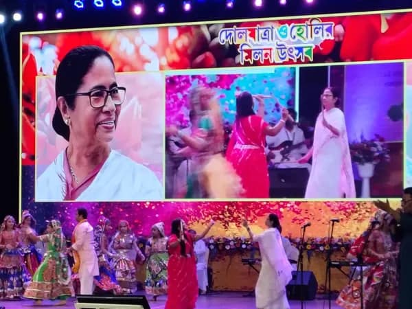 নৃত্য শিল্পীদের সঙ্গে ডাণ্ডিয়া নাচে পা মেলালেন মুখ্যমন্ত্রী মমতা বন্দ্যোপাধ্যায়