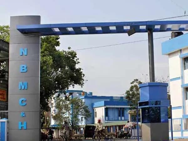 উত্তরবঙ্গ মেডিক্যাল কলেজে তুমুল উত্তেজনা, ডিনের গাড়ি আটকে বিক্ষোভ