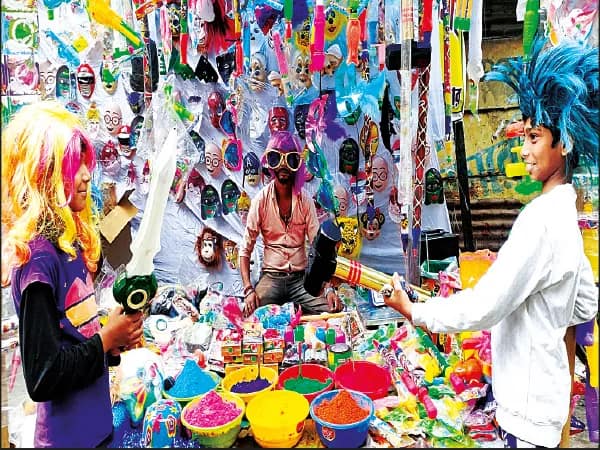 রঙের বাজারে হিট কেজিএফ-পুষ্পা