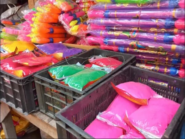 কলকাতা থেকে নানা রংয়ের ভেষজ আবির আসছে দক্ষিণ দিনাজপুরে