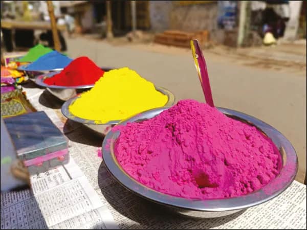 ভেষজ আবির তৈরি করে বাড়তি আয় মহিলাদের