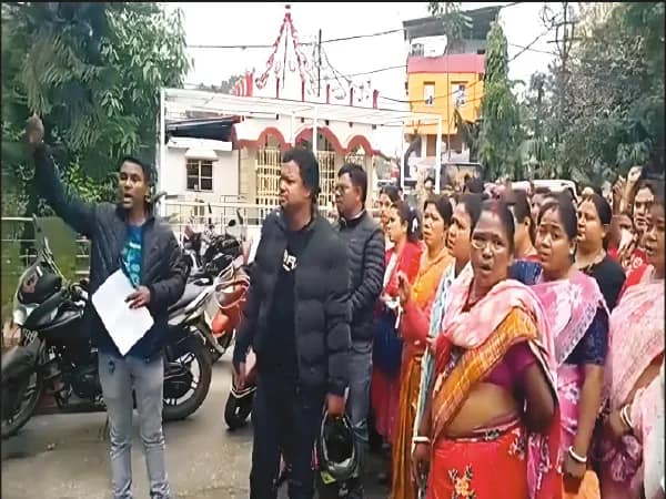দুই নাবালিকা নিখোঁজ: দু’সপ্তাহ পরও সন্ধান নেই, মাটিগাড়া থানায় বিক্ষোভ