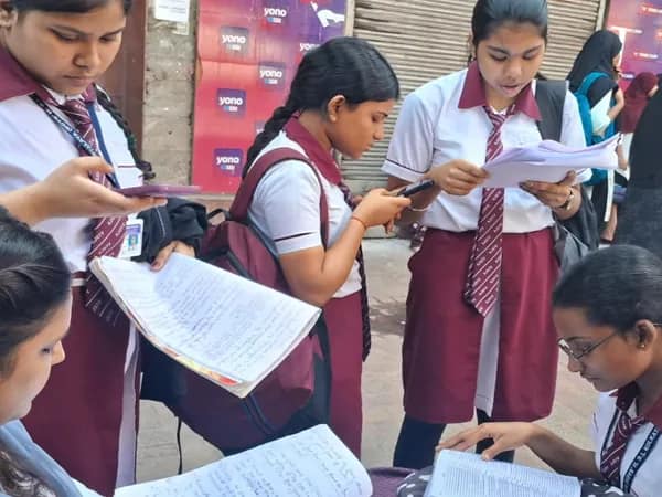 উচ্চ মাধ্যমিক পরীক্ষা শুরু আগে মধ্য কলকাতার একটি স্কুলের সামনে পরীক্ষার্থীরা